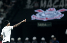 Gil apontando no jogo entre Corinthians e Athletico-PR