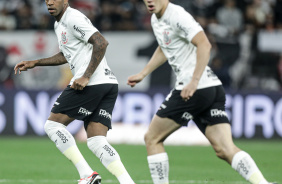 Gil e Moscardo atentos na marcação no jogo entre Corinthians e Athletico-PR