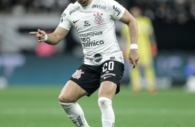 Giuliano com a bola no jogo entre Corinthians e Athletico-PR