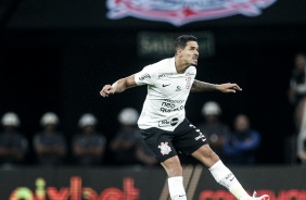 Lucas Veríssimo realiza corte de cabeça no jogo entre Corinthians e Athletico-PR