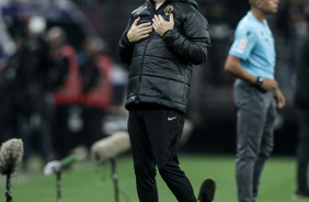 Mano Menezes na rea tcnica no jogo entre Corinthians e Athletico-PR