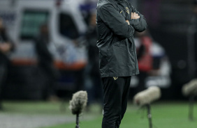 Mano Menezes na beira do campo no jogo entre Corinthians e Athletico-PR