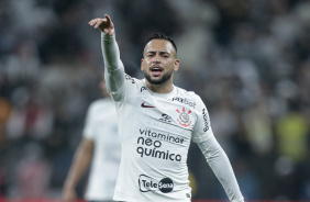 Maycon apontando em campo no jogo entre Corinthians e Athletico-PR