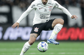 Maycon dominando a bola no jogo entre Corinthians e Athletico-PR