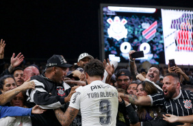 Yuri Alberto comemorando gol do Corinthians com a torcida