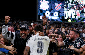 Yuri Alberto comemorando gol do Corinthians com a torcida