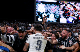 Yuri Alberto comemorando gol do Corinthians com a torcida