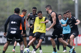 Jogadores do Corinthians durante treinamento no CT