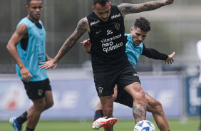 Maycon e Rafael Ramos em disputa de bola no CT