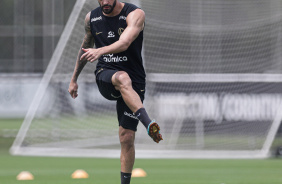 Renato Augusto dando passe em treinamento no CT Joaquim Grava