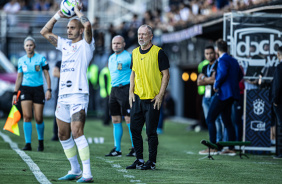 Fbio Santos cobrando lateral com Mano ao fundo