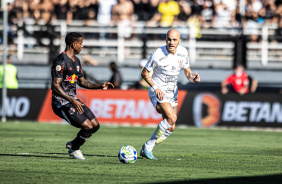 Fbio Santos com a bola dominada