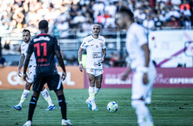 Fbio Santos iniciando jogada na partida contra o Red Bull Bragantino