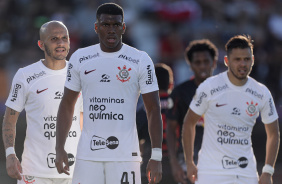 Felipe Augusto, Fbio Santos e Romero durante a partida