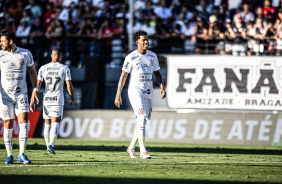 Gil caminha no gramado do Nabi Abi Chedid