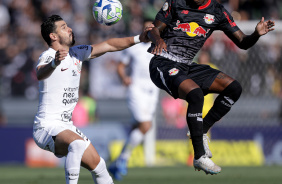 Giuliano em disputa de bola contra o Red Bull Bragantino