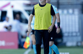 Mano Menezes na beira do gramado