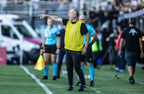 Mano Menezes passa instrues para sua equipe