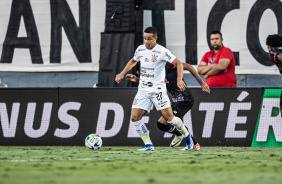 Pedro com a bola dominada