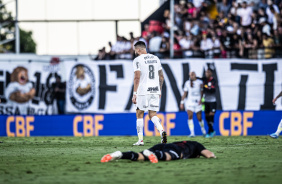 Renato Augusto caminha no gramado do Nabi Abi Chedid