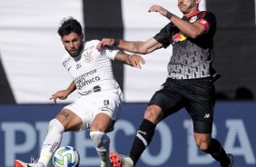 Yuri Alberto tentando passe contra o Red Bull Bragantino