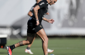 Fbio Santos passando a bola durante treinamento