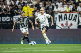 Fábio Santos em ação durante jogo do Corinthians contra o Atlético-MG