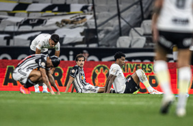 Fausto Vera e Gil durante jogo do Corinthians contra o Atltico-MG