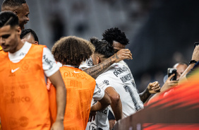 Gil abraando Romero na comemorao do gol contra o Atltico-MG