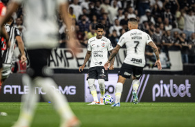 Gil e Maycon durante jogo do Corinthians contra o Atltico-MG