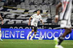 Lucas Veríssimo em ação durante jogo do Corinthians contra o Atlético-MG
