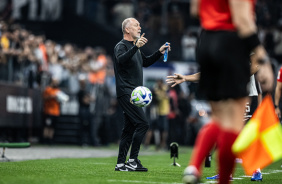 Mano Menezes  beira do gramado durante jogo do Corinthians contra o Atltico-MG