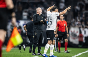 Mano Menezes e Bruno Mndez durante jogo do Corinthians contra o Atltico-MG