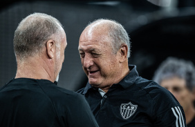 Mano Menezes e Felipo se cumprimentando antes de embate entre Corinthians e Atltico-MG