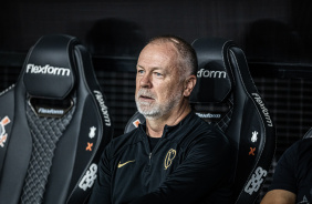 Mano Menezes no banco de reservas durante jogo do Corinthians contra o Atltico-MG