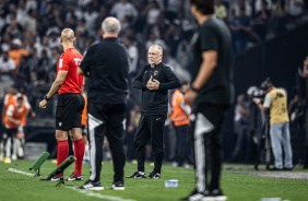 Mano Menezes no comando tcnico durante jogo do Corinthians contra o Atltico-MG