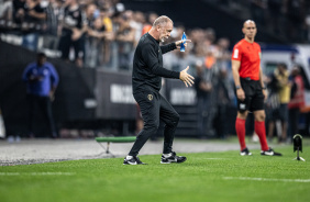 Mano Menezes orientando o Corinthians contra o Atltico-MG