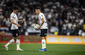 Matías Rojas e Matheus Araújo durante jogo do Corinthians contra o Atlético-MG