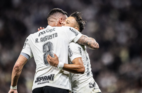 Renato Augusto e Romero na comemoração após o gol marcado contra o Atlético-MG