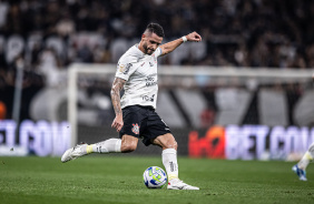 Renato Augusto finalizando no jogo do Corinthians contra o Atltico-MG