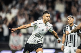 Romero comemorando gol marcado contra o Atltico-MG