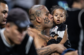 Torcedor com sua filha durante jogo do Corinthians contra o Atlético-MG