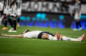 Yuri Alberto caído no gramado durante o jogo do Corinthians contra o Atlético-MG