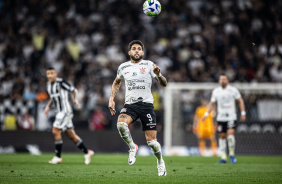 Yuri Alberto indo ao domínio durante jogo do Corinthians contra o Atlético-MG
