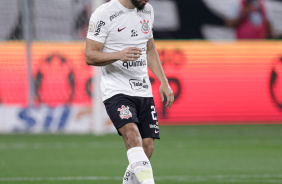 Bruno Mndez dando passe durante partida na Arena