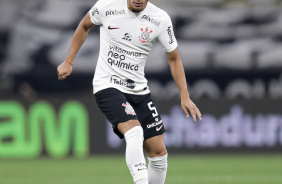 Fausto Vera com a bola dominada em jogo na Arena