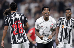 Gil festejando gol anotado pelo Corinthians contra o Atltico-MG