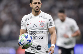 Giuliano com a bola em sua mo durante jogo contra o Atltico-MG