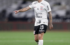 Gustavo Mosquito apontando para o gramado