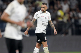 Maycon caminhando no gramado da Arena durante partida